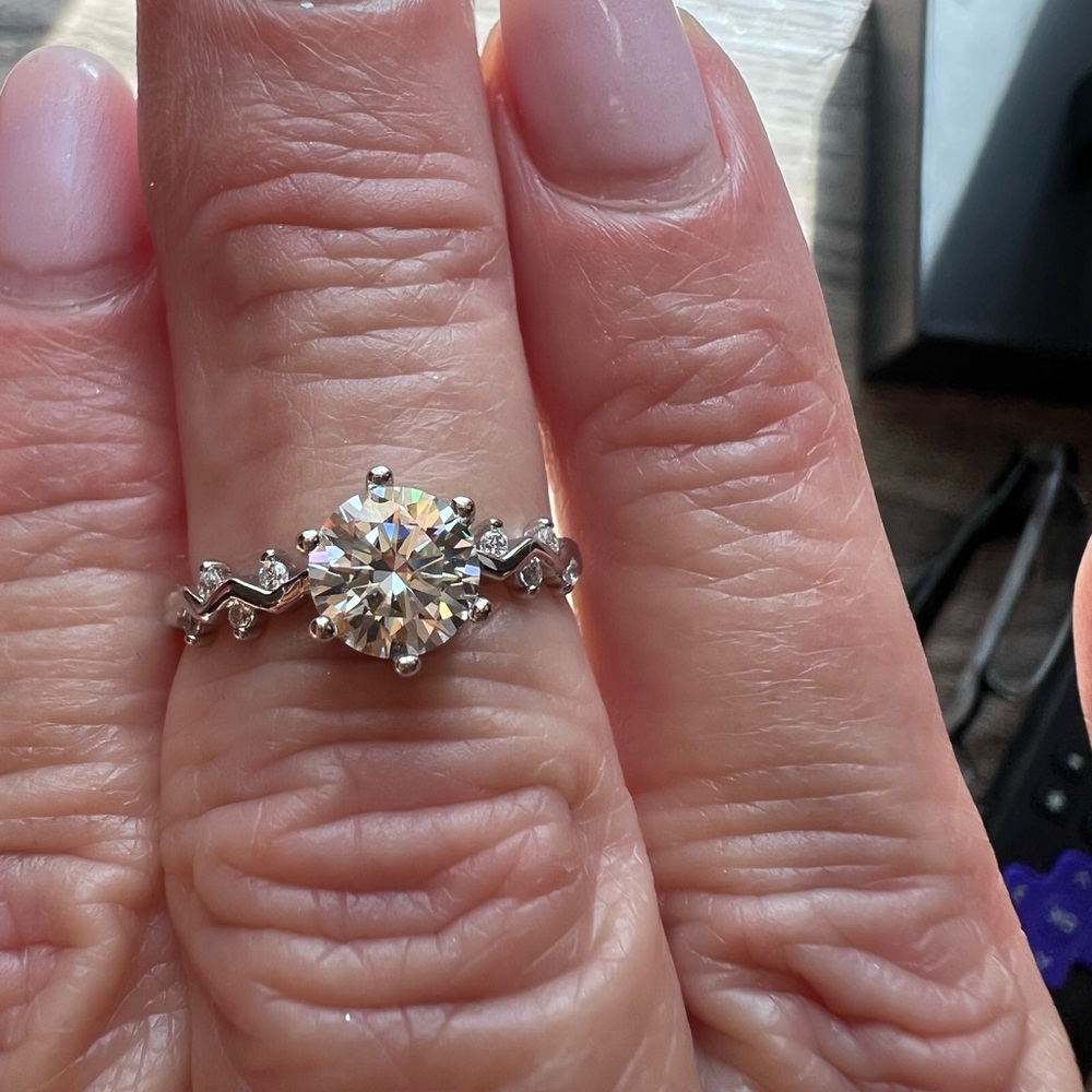 Women’s Sz 7 Moissanite 1ct Ring with